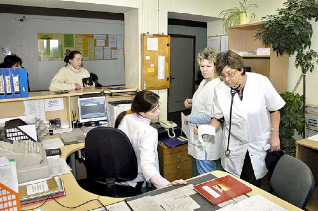 Bauskas slimnīcas uzņemšanas nodaļas galvenais uzdevums ir sniegt neatliekamo palīdzību, noformēt un sagatavot ārstēšanai slimnīcā pacientus, skaidro  nodaļas vadītāja Maruta Priedīte (no labās), uzskaitvede Elva Rumbauska (no kreisās) un medicīnas māsas palīdze Ināra Keiša.