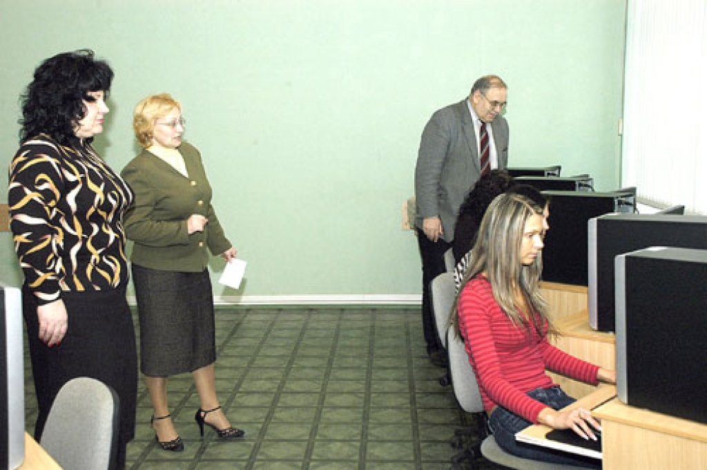 Par jauniem datoriem priecājas RPIVA direktors Aivars Kehris, augstskolas Bauskas filiāles vadītāja Līga Jankova (pirmā no kreisās), lietvede Dzintra Bite un komercdarbības organizācijas pirmā kursa studente Dina Vasiļjeva.