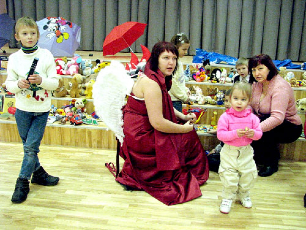 Ieva Kuzma (centrā), Ceraukstes pagasta jauniešu lietu speciāliste, jauniešu iestudētajā uzvedumā bija iejutusies eņģeļa lomā. 