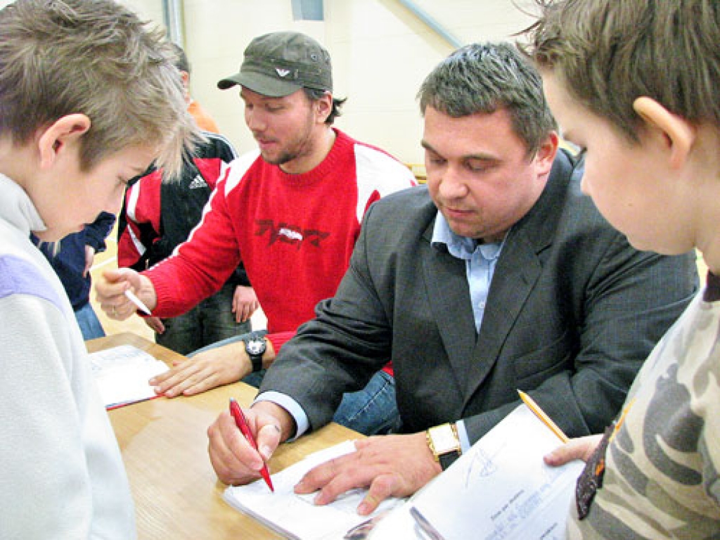 Autogrāfus no olimpiskās bronzas medaļnieka Viktora Ščerbatiha (no labās) un sudraba laureāta Aināra Kovala iegūt vēlējās daudz skolēnu, īpaši Aizkraukles rajona Valles vidusskolā.