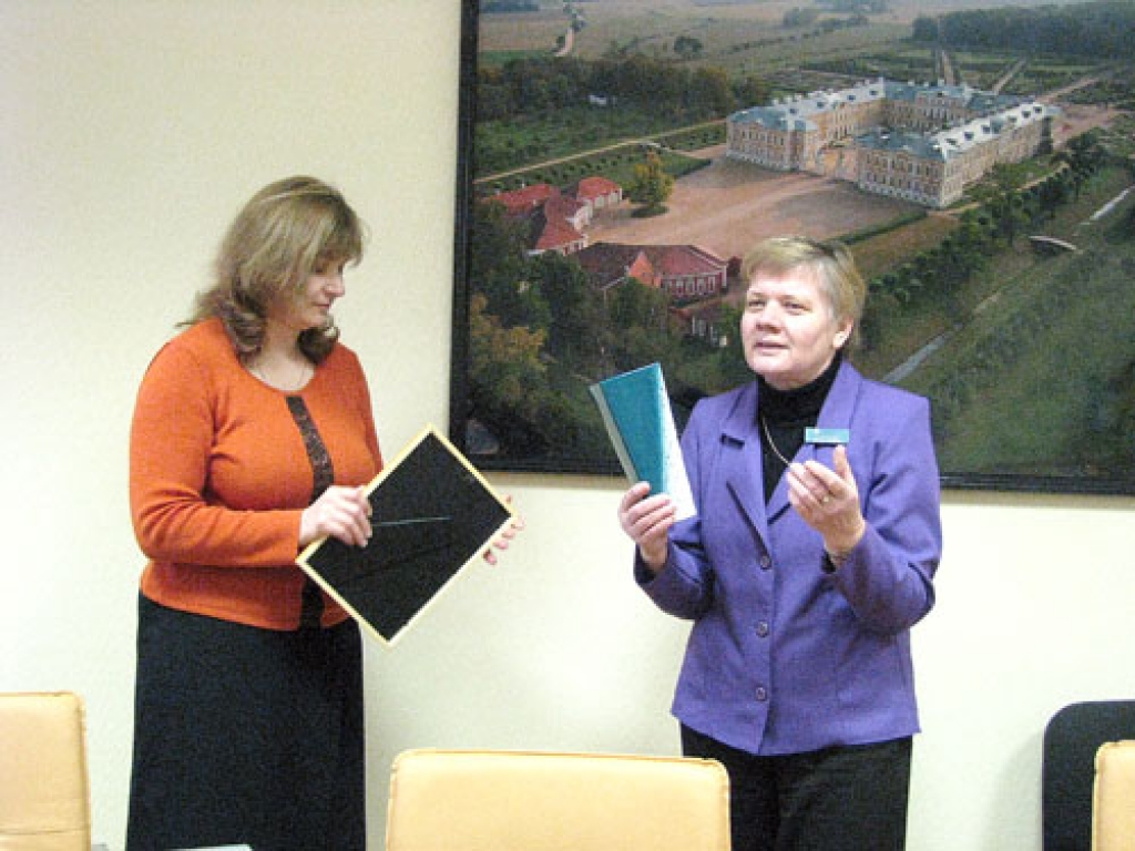 Zemgales lauku attīstības biroja vadītāja Eleonora Maisaka (no labās) apsveic rundālieti Ludmilu Knoku, kura neskaita zemniekiem un laukiem veltītās darba stundas.  