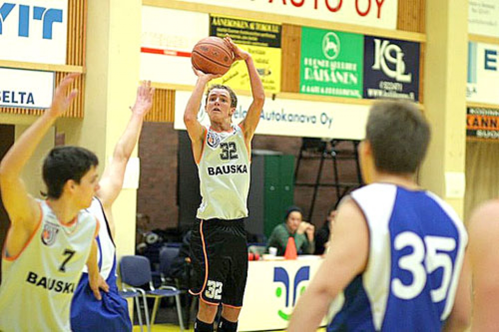 Starptautiskā basketbola turnīrā Somijā piecu labāko spēlētāju skaitā bija iekļauts arī baušķenieks Toms Vilks (vidū). Centīgs treniņos un sacensībās ir Klāvs Galenieks (no kreisās).