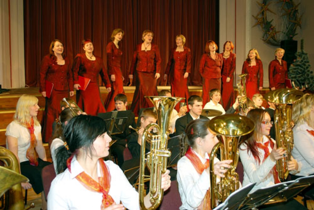 Kopā ar pūtēju orķestri «Skaistkalne» muzicēja Vecumnieku pagasta Misas tautas nama sieviešu ansamblis «Vēja meitenes».