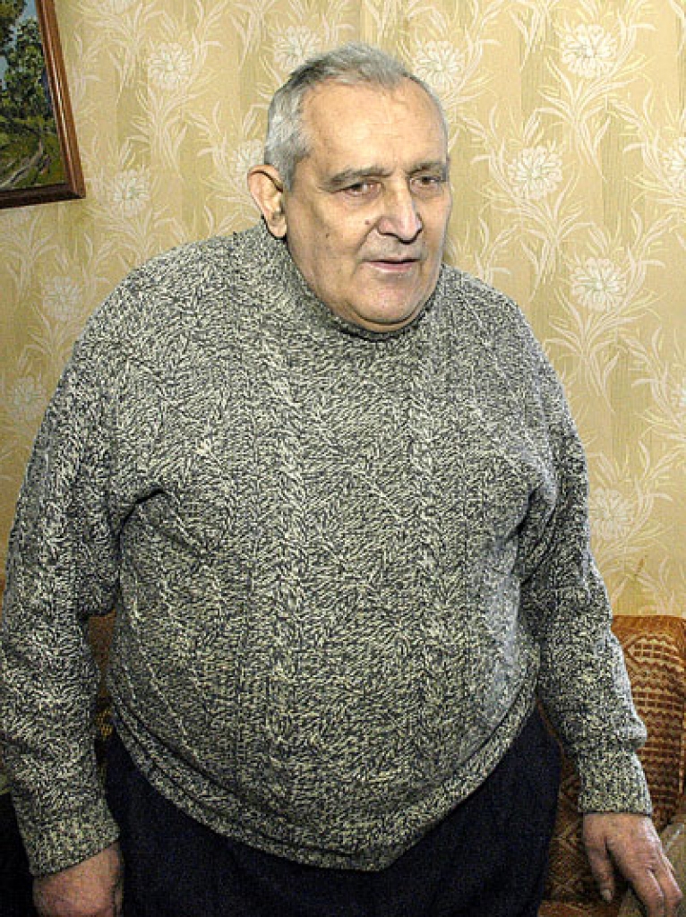 Arnolds Kolbergs dzīvo savulaik paša izremontētajā Lejnieku mājā Vecsaulē. Uz vēl aizvien aktīvā vīra jubilejas svinībām sabraucis kupls radinieku un draugu pulks.