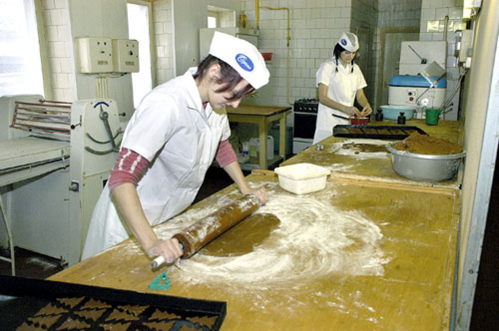 Piparkūkas cepšanai sagatavo Žanete Lapsa (no kreisās) un Rūta Kudle. 