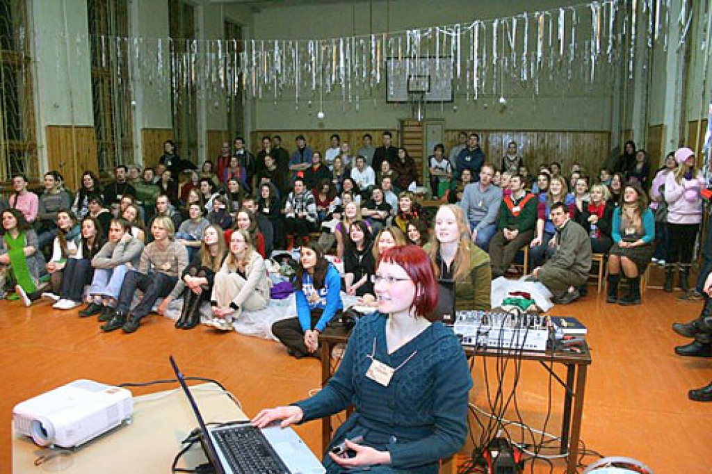 Nometnes dalībnieki vēro pašu veidoto uzvedumu. 