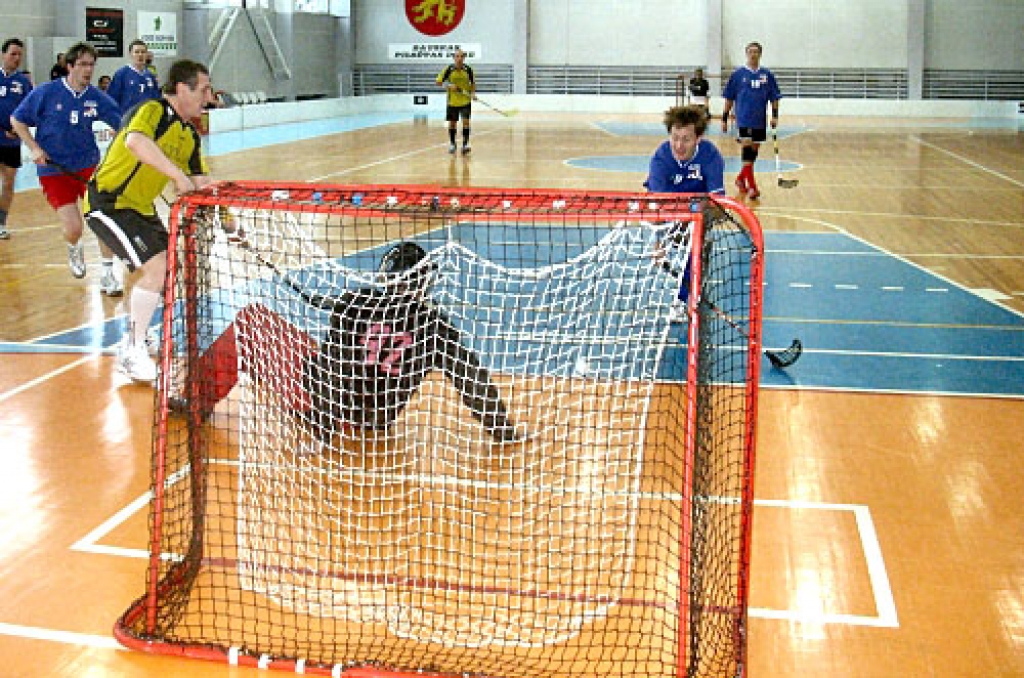 Agra Grandovska (pie vārtiem no kreisās) raidīto bumbiņu vairs nespēs apturēt nedz aizsargs, nedz vārtsargs. «Lino.lv» izvirzās vadībā ar 4:3.