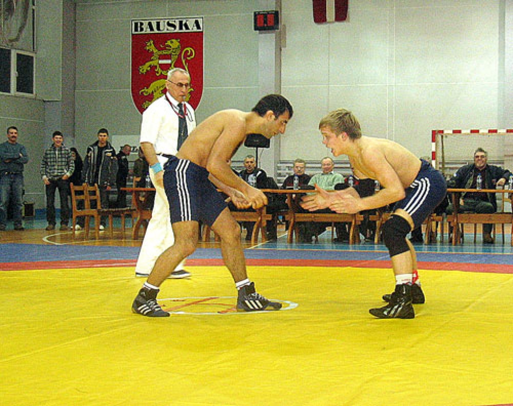 Mežotnieks Iļja Artemjevs (no labās) cītīgi trenējas pie jauno cīkstoņu audzinātāja Vladimira Iļjina. Viņš palīdzēja audzēknim sagatavoties pirmajām EJ DAR cīņām, kas jaunietim bija īpašs prasmes pārbaudījums.