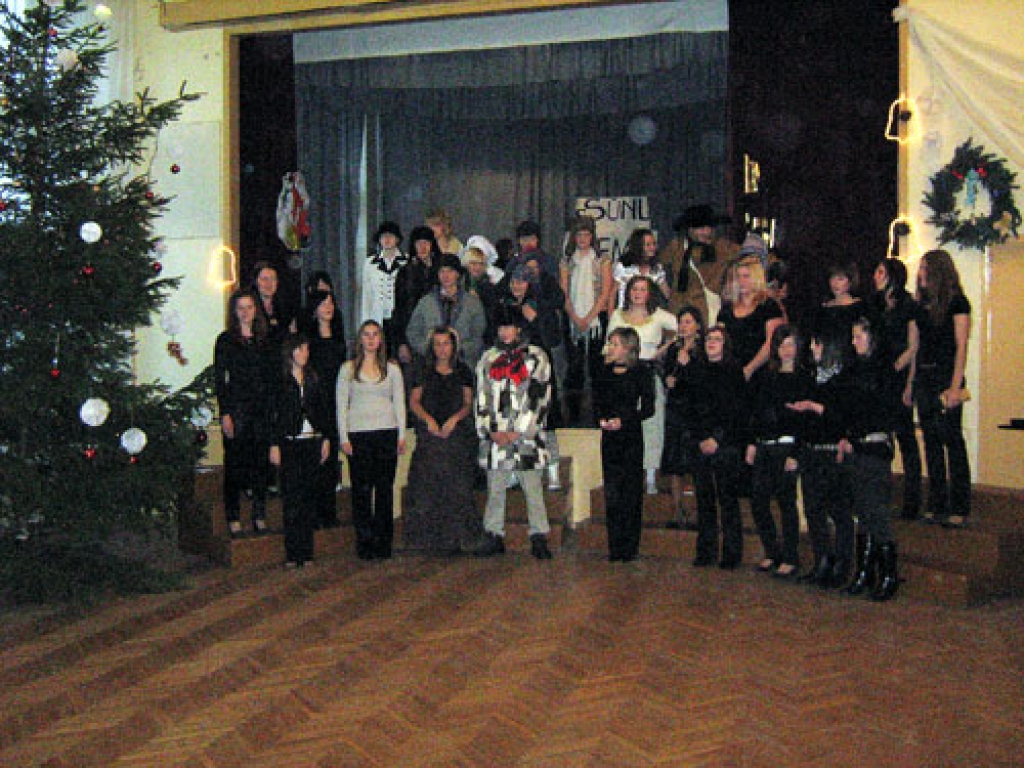 Saulaines profesionālās vidusskolas 60 audzēkņu, kuri darbojas mākslinieciskās pašdarbības kopās, pie svētku egles improvizēja par A. Upīša stāstā «Sūnu ciema zēni» skartajām tēmām.