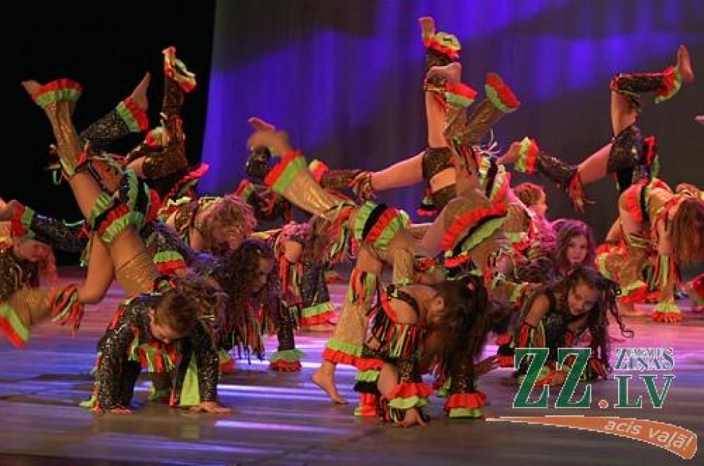 Uz skatuves - Bauskas pilsētas Tautas nama deju studijas «Lēra» jaunāko klašu dejotāji.
Autors: Krišjānis Grantiņš, www.zz.lv