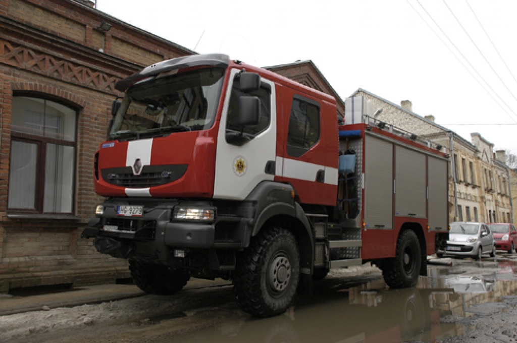 Jaunais VUGD automobilis uz brīdi piestājis Rīgas ielā Bauskā. 
Autors: Ivars Bogdanovs