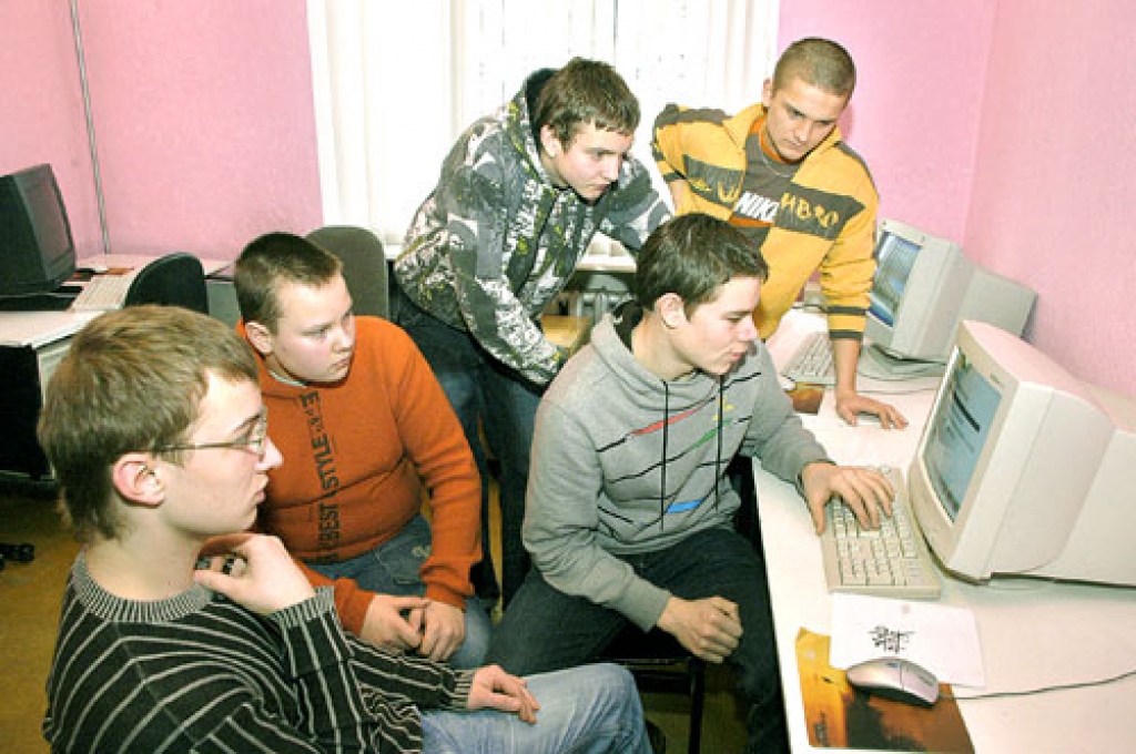 Griķu pamatskolas 9. klases skolēni daudz informācijas meklēja internetā. Visilgāk Andrejs Volkovs (no kreisās), Jānis Juška, Jānis Štars, Ģirts Dubinskis un Aleksejs Balodis pētījuši iespējas izgaismot jauno sporta zāles ēku. 
Autors: Ivars Bogdanovs