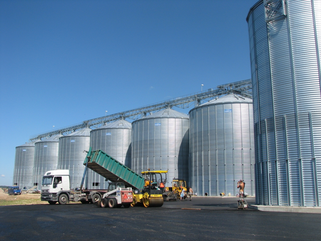 «Līduma» kalti pašlaik apsargā «Swedbankas» apsardze un neviens no zemniekiem, kuriem te glabājas graudi, netiek laists graudu kaltei pat tuvumā.
Autors: No «Bauskas Dzīves» arhīva.