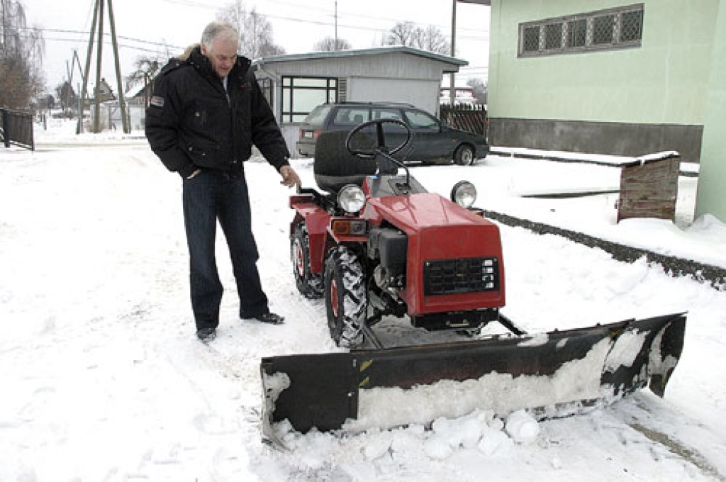 Iecavas tirgus teritoriju no sniega attīra firmas «Belarus» traktors. SIA «Iecavas tirgus» valdes loceklis Jānis Ošiņš tādu pamanījis lauksaimniecības tehnikas izstādē Rāmavā un sapratis, ka tirgus vajadzībām tas ir ideāli piemērots. 
Autors: Ivars Bogdanovs