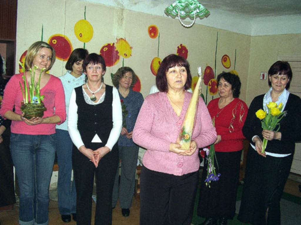 Rajona pašvaldību sociālās darbinieces pirmoreiz apmeklēja Bārbeles sociālo centru. Ceraukstes pagasta sociālā darbiniece Inese Kalniņa (priekšplānā) dāvināja kolēģēm sveci.
Autors: Inga Muižniece