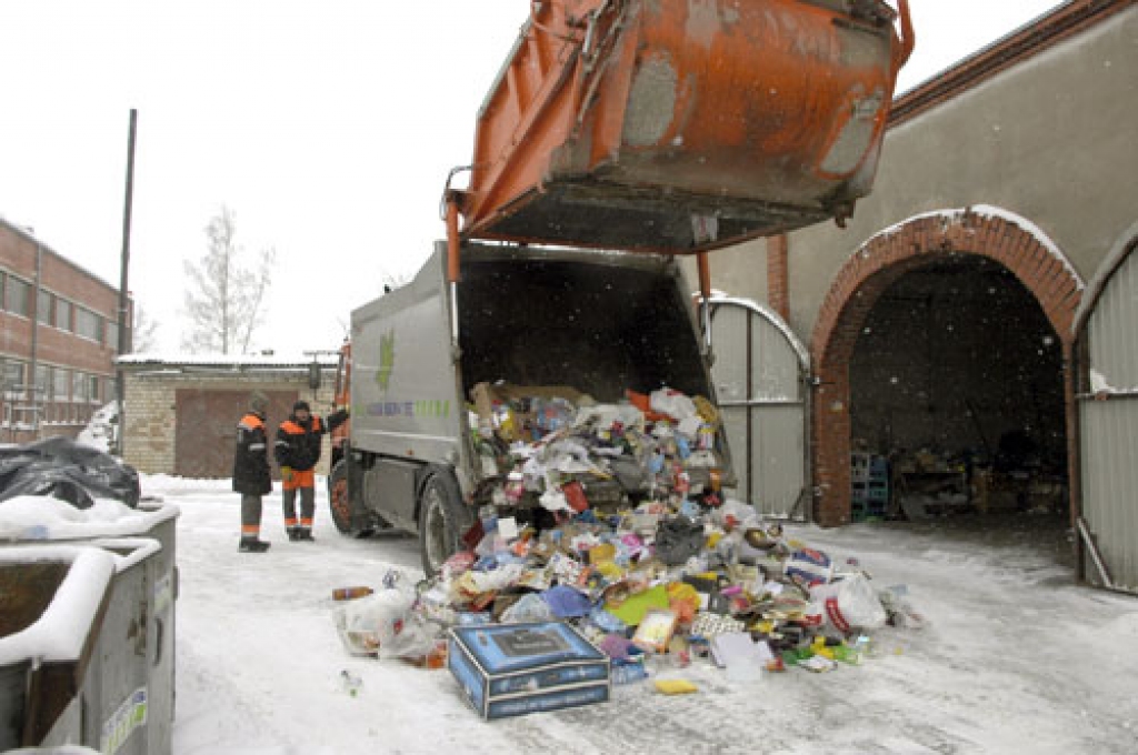 Lai efektīvāk apsaimniekotu šķirotos atkritumus, plastmasas pudeles un papīru ber vienā konteinerā. Tie ir viegli atkritumi, un braukšana divreiz uz vienu vietu izmaksā dārgi. Beigās tāpat viss tiek sašķirots SIA «Vides serviss» darbnīcā. 
Autors: Ivars Bogdanovs