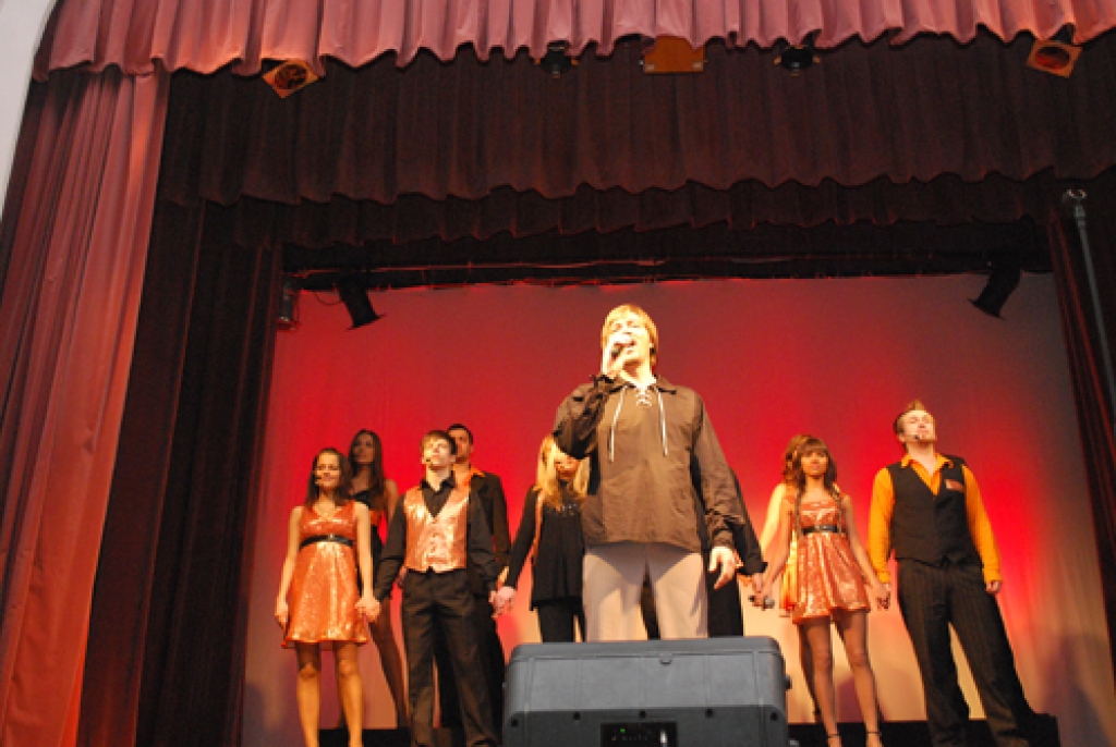 Ar Ata Auzāna dziedāto latgaliešu tautasdziesmu «Kur gaismeņa» sākās Daugavpils oranžā kora koncerts Bauskā 21. februārī. 
Autors: Laimonis Šulcs