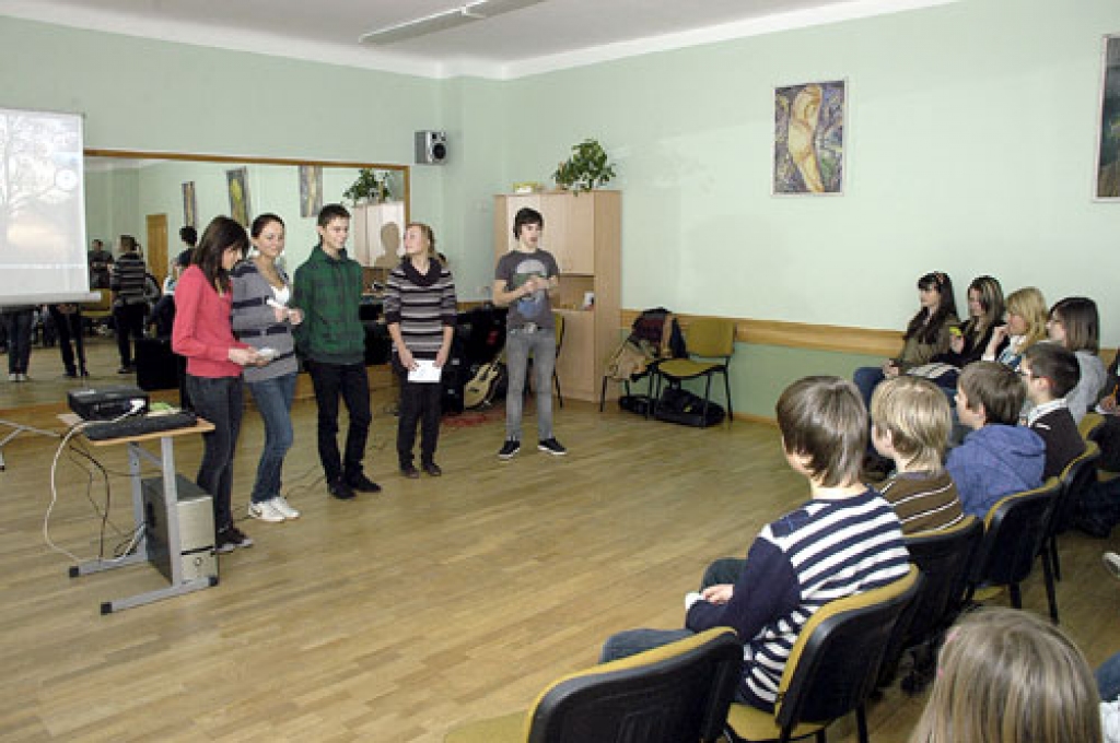 Diskusiju klubu «Vārduļošana» vada 10.a klases audzēkņi: Veronika Putinceva, Artūrs Toms Plešs, Linda Strautzele, Signe Vaisūne un Miks Strazdiņš.
Autors: Ivars Bogdanovs