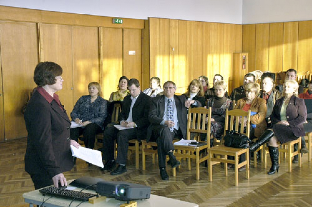 Rundāles novada izveidošanas projekta autore Inta Klīve (no kreisās) atgādināja, kā reformai piešķirto mērķdotāciju paredzēts izlietot Rundāles, Svitenes, Viesturu pagastā. 
Autors: Ivars Bogdanovs