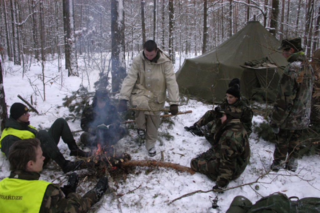 Jaunsargiem jāprot viss – sagādāt malku, sakurt ugunskuru, uzliet telti. Jābūt arī drosmei un apņēmībai nakti pavadīt mežā.
Autors: Ivars Bogdanovs