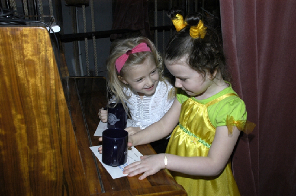 Pēc uzstāšanās savus diplomus apskata mazās mākslinieces Nikola Vecele un Katrīna Kazlauska.
Autors: Ivars Bogdanovs