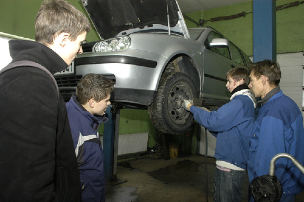 Īslīces vidusskolas skolēnam Marekam Ikauniekam (otrais no labās) Ēnu diena bija samērā grūta, bet interesanta – varēja izmēģināt autoservisa mehanizācijas iespējas. Mareka iemaņas vēro automehāniķis Igors Ikaunieks (no labās) un vēl divas ēnas no Īslīces vidusskolas – Artūrs Kālis (no kreisās) un Edgars Kozlovskis. 
Autors: Ivars Bogdanovs