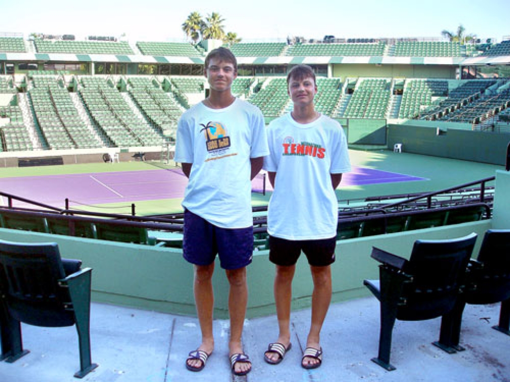 Vecsaulieši Mārtiņš un Jānis Podžus, uzturoties Amerikas Savienotajās Valstīs, vēlējās fotografēties pie Kejbiskenas kortiem, kur notiek populārie «Maiami Masters» ikgadējie turnīri. 
Autors: No albuma.