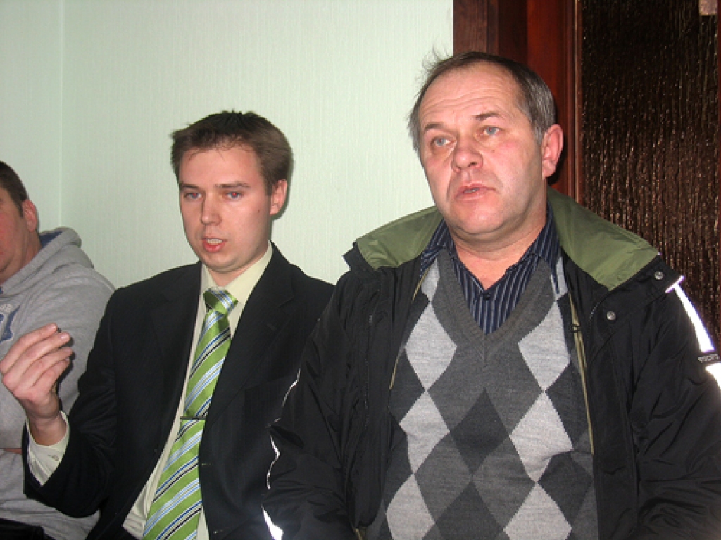 Ceraukstes pagasta padomes sēdē bija ieradies vēstules iesniedzējs Māris Geriņš (no kreisās) un Aivars Geriņš. 
Autors: Vilnis Auzāns