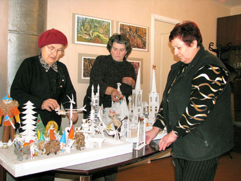 Trauslās figūriņas uzmanīgi un rūpīgi vietās liek autore Dzintra Veckagana (no kreisās), pašvaldības sociālā darbiniece Sandra Dreijere un sociālā centra dežurante Larisa Romanovska.
Autors: Juris Iļņickis