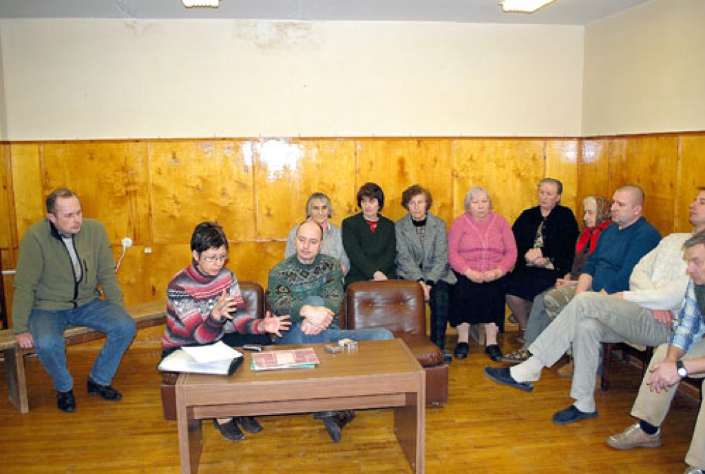 Siltināšana palīdz ietaupīt, bet nav visu problēmu atrisinājums. Stacijas ielas 5. mājas iedzīvotājiem kopsapulcē bija jārisina finansiālas problēmas un jādomā, kā taupīt. 
Autors: Uldis Varnevičs