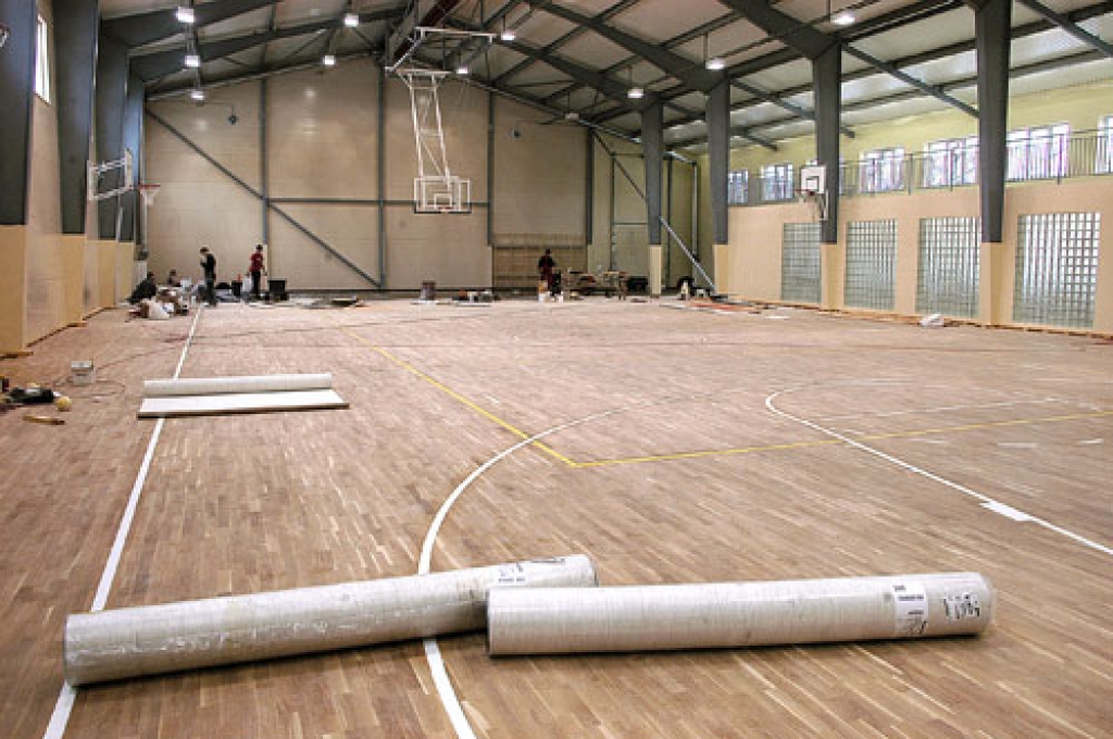 Griķu pamatskolas jaunajā sporta hallē vispirms pārsteidz tās apjomi. Zāles garums ir 57 metri, platums apmēram 25 metri. 
Autors: Ivars Bogdanovs