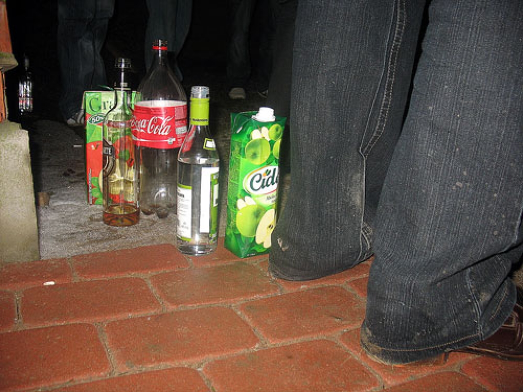 Ir krietni pāri pusnaktij. Pie «Bauskas boulinga» ir prāvs bars jaunu cilvēku – apmēram 16 – 25 gadus veci. Boulinga zāles bārā alkohols ir dārgāks nekā veikalā, tāpēc grādīgā dzira sagādāta laikus un pudeles tiek tukšotas uz ielas. Ko piedzērušos jauniešu pulks darīs pēc tam – te vaļa lasītāju fantāzijai.
Autors: Vilnis Auzāns