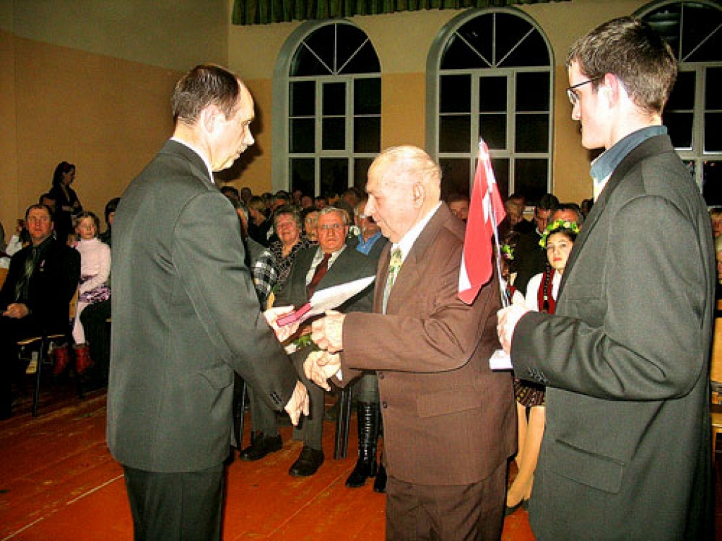 Barikāžu dalībnieku atbalsta fonda prezidents Renārs Zaļais (no kreisās) pasniedz Barikāžu dalībnieka piemiņas zīmi Voldemāram Skalbem (vidū) no Vecumnieku pagasta. Audžutēvu ar apbalvojumu apsveica Artūrs Mežaraups.
Autors: Vilnis Auzāns