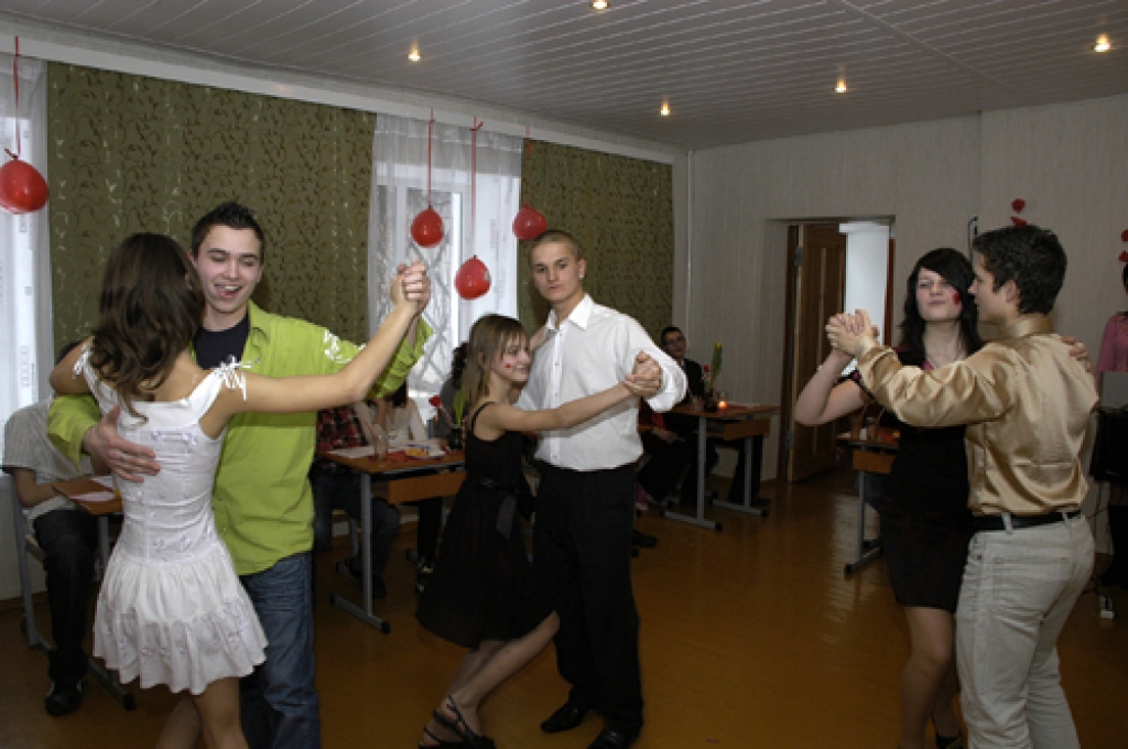 Griķu pamatskolas bērni Valentīndienai veltītā pārīšu konkursā demonstrē prasmi dejot valsi.
Autors: Ivars Bogdanovs