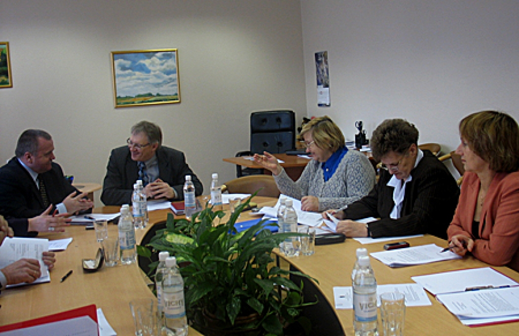 Bauskas rajona Padomes Finanšu komitejas sēdē pašvaldību vadītāji lēma par līdzekļu piešķiršanu vairākām nevalstiskām organizācijām. 
Autors: Vilnis Auzāns