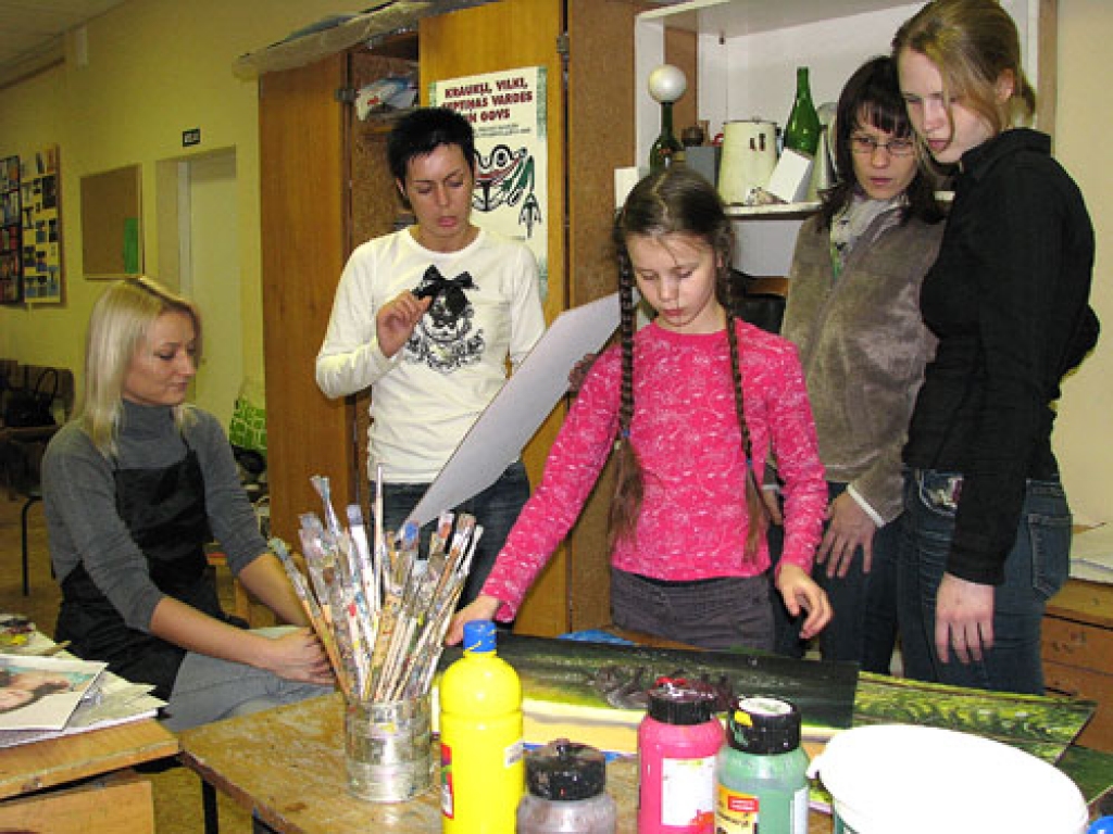 Kursanti darba procesā. Pieaugušo interešu programmas vadītāja Anda Sproģe – otrā no kreisās).
Autors: Juris Iļņickis