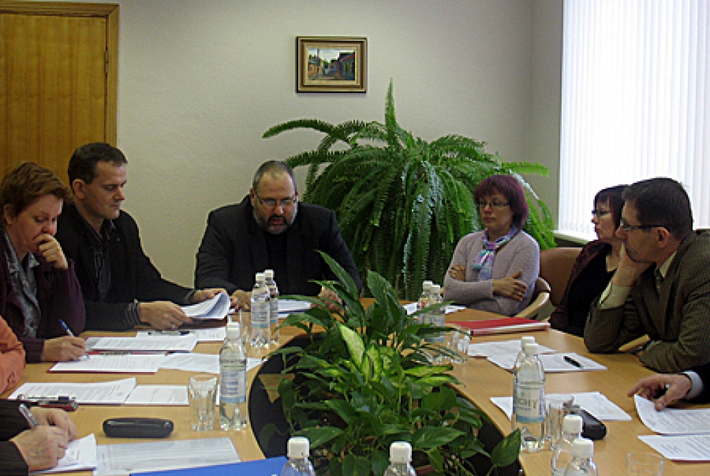 Muzeja direktors Māris Skanis (centrā) sanāksmē pauda vēlmi, lai kafejnīcai un viesnīcai būtu viens apsaimniekotājs.
Autors: Vilnis Auzāns