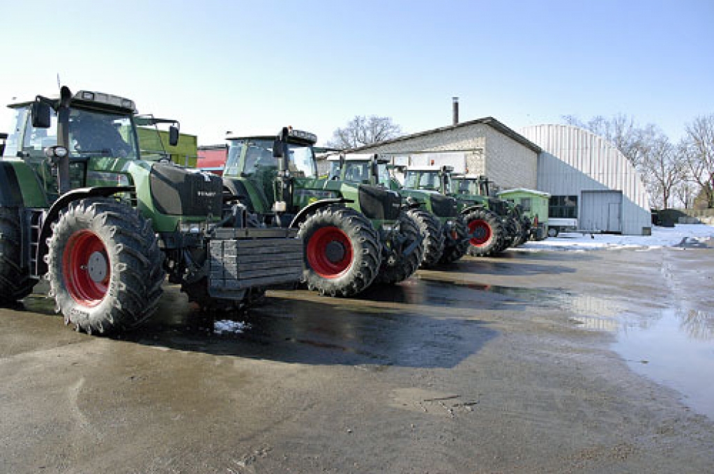 SIA «Uzvara-Lauks» ir labi aprūpēta gan jaunā, gan vecāka gadagājuma tehnika. 
Autors: Ivars Bogdanovs