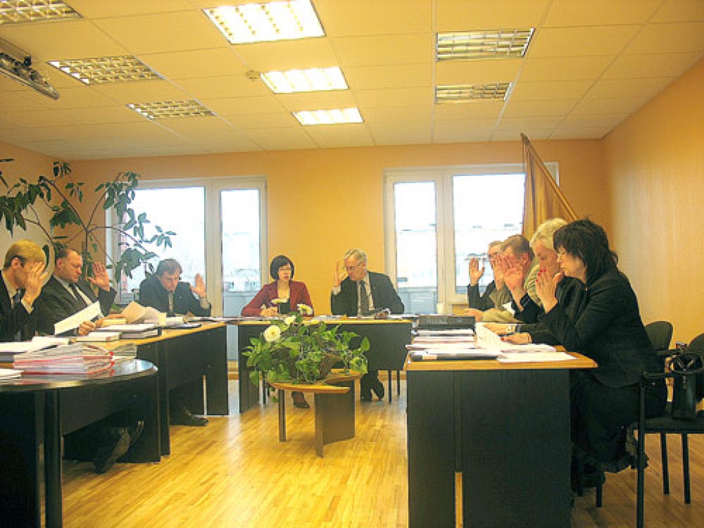 Šīgada Iecavas novada Domes budžetu apstiprināja visi klātesošie deputāti, izņemot Ati Avotu, kurš balsojumā atturējās. 
Autors: Vilnis Auzāns