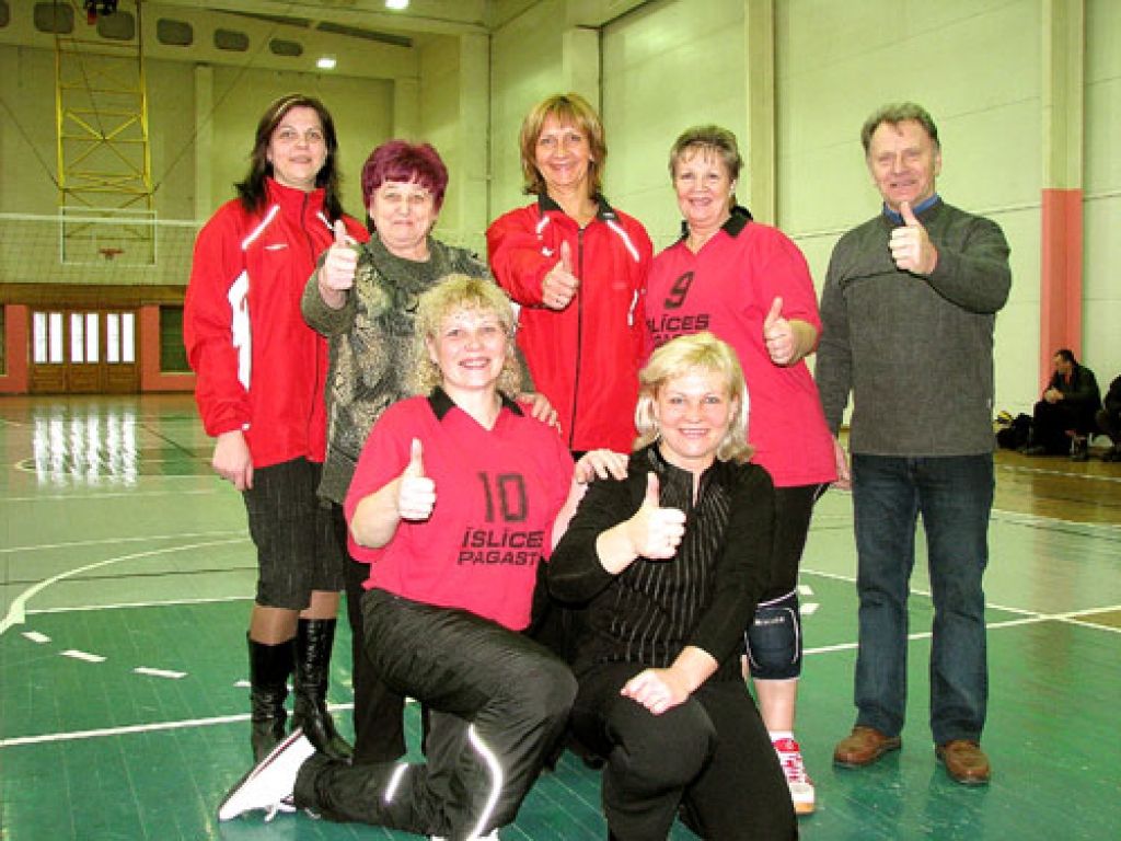 Par uzvaru priecājas Inese Skrēbena, Vita Berežkova (priekšā, pa labi), Edīte Zaķe (vidū), Edīte Muravjova, Jolanta Ignatāviča (aizmugurē, pa kreisi).
Autors: Juris Iļņickis