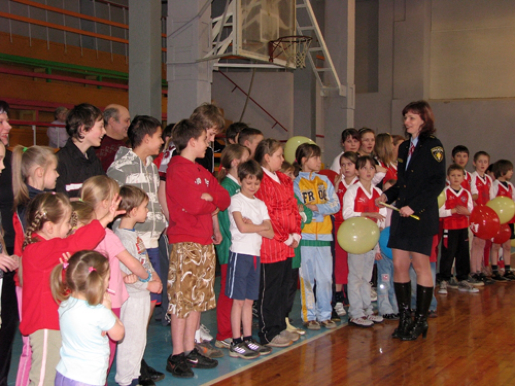 Ceļu policijas pārstāve par pareizi apbalvotajiem jautājumiem izsniedza atstarotājus.
Autors: Juris Iļņickis