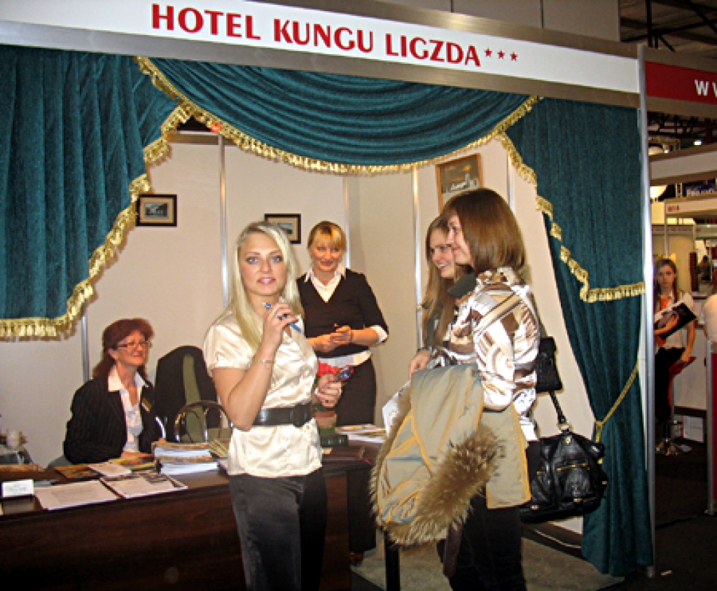 Starptautiskā tūrisma gadatirgus «Balttour 2009» apmeklētājus uzrunā viesnīcas «Kungu ligzda» menedžere Anna Gute.
Autors: Vilnis Auzāns