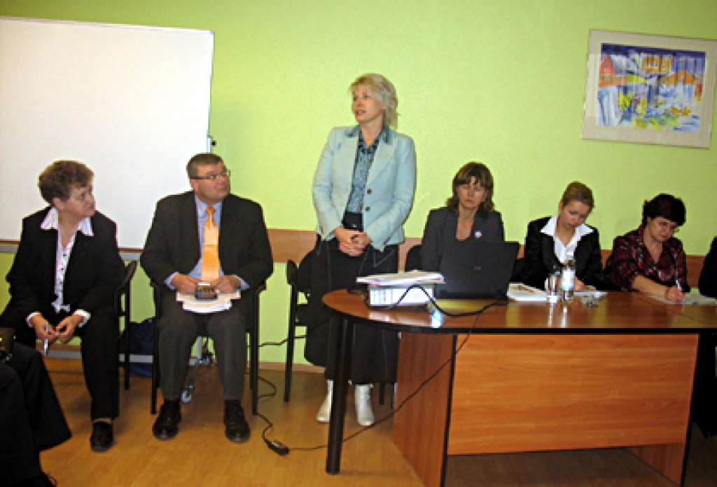 Bauskas rajona Padomes izglītības pārvaldes vadītājas Aijas Spriņķes (trešā no kreisās) teiktajā ieklausās Bauskas pilsētas vadība: Domes priekšsēdētāja Ārija Gaile un viņas vietnieks Māris Freimanis. 
Autors: Vilnis Auzāns