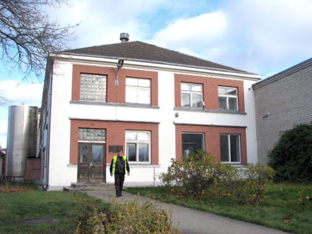 Stelpes pienotavā valda klusums, tikai apsardze, ko finansē «GE Money Bank», šeit gādā, lai ražotne tiktu pasargāta no postījumiem. Televīzijas kanālā LNT 4. februāra vakarā kļūdaini tika minēts, ka Stelpes pienotava strādā.
Autors: Juris Iļņickis