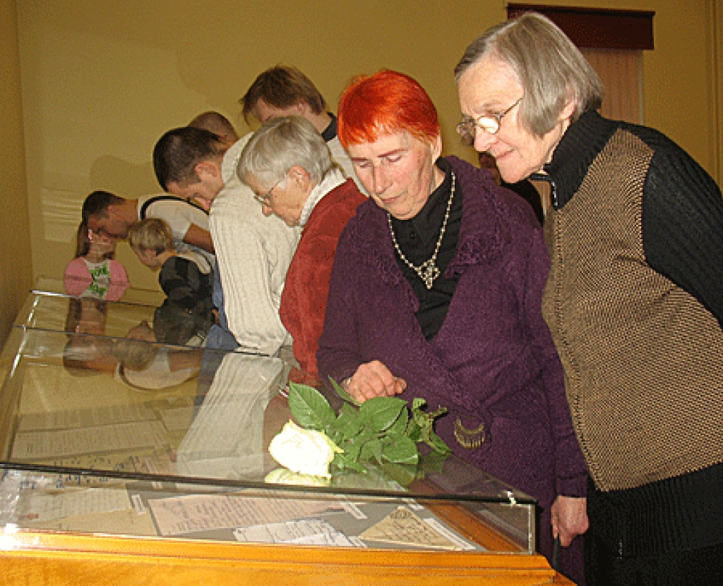 Stendu ar savākto informāciju par Juri Ziemeli pēta Herta Līvija Astra (Gunāra Astras dzīvesbiedre) un «Helsinki 86» grupas dalībniece Lidija Lasmane-Doroņina.
Autors: Vilnis Auzāns