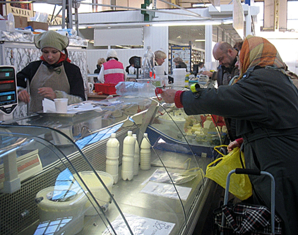 Arī Rīgas Centrāltirgū ir savi Bauskas rajona zemnieku saimniecības «Krišjāņi» produkcijas pastāvīgie pircēji.
Autors: Vilnis Auzāns