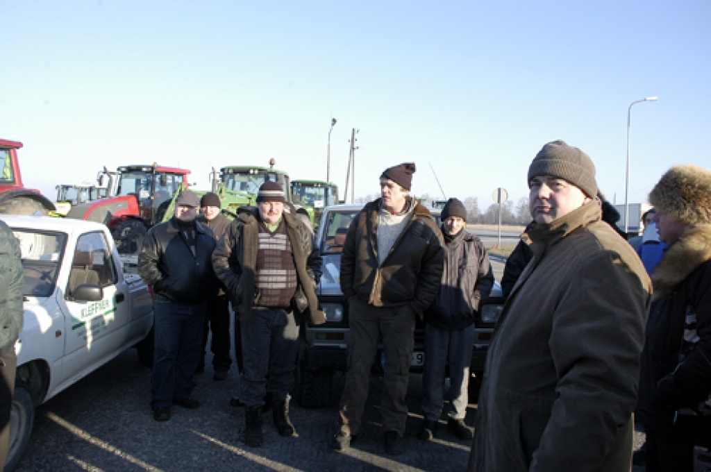 Zemnieki izrēķinājuši, ka nokļūšana ar traktoriem un uzturēšanās Pierīgā dienā varētu izmaksāt ap 20 latiem. Viņi gatavi šķirties no šādas naudas summas, jo citu variantu, kā panākt savu prasību izpildi un nodrošināt nozares pastāvēšanu nākotnē, viņi nesaskata. 
Autors: Ivars Bogdanovs