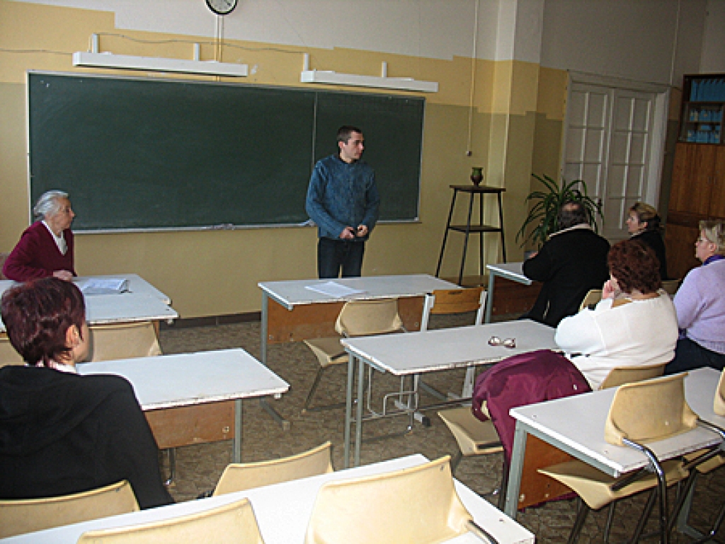 Bauskas vakara vidusskolā uz vecāku sapulci bija ieradušies vien daži interesenti. Mazo klātesošo skaitu viņi skaidroja ar nepietiekamu un vēlu saņemtu informāciju.
Autors: Vilnis Auzāns