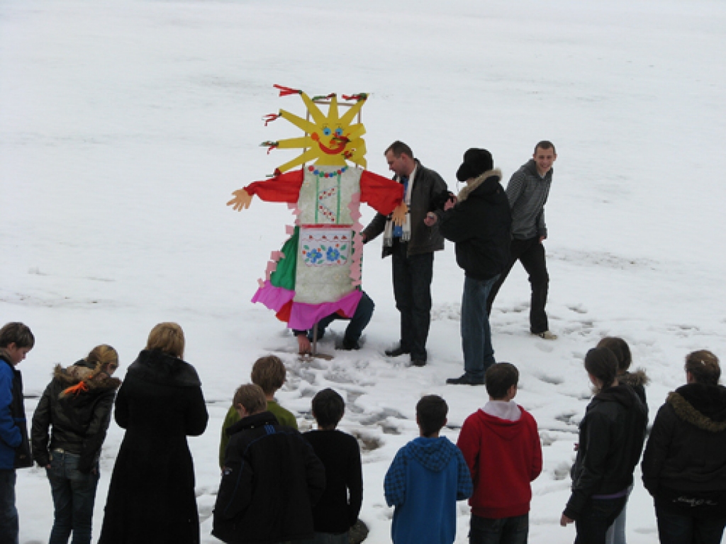 Mežotnes pamatskolā 26. februārī notika Masļenica – ziemas pavadīšana pēc krievu  tradīcijām. To rīkoja krievu valodas skolotāja Anželika Orlova kopā ar 6. , 8. un 9. klases audzēkņiem, kuri šo priekšmetu apgūst kā otru svešvalodu.