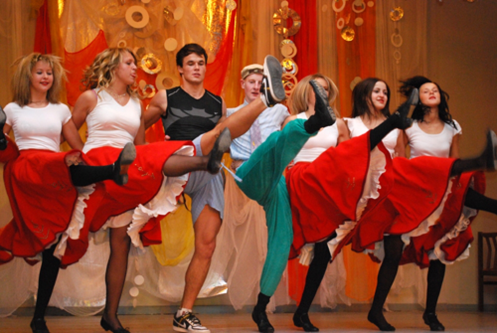 Bauskas 1. vidusskolā 7. februārī svētku brīži bija gan šīgada 12. klašu audzēkņiem, gan mācību iestādes kādreizējiem absolventiem. No savas skolas šovasar atvadīsies četru divpadsmito klašu 104 jaunieši. Kā jau ierasts, viņi saņēma...